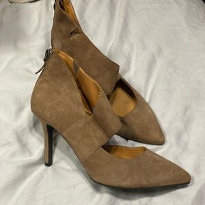 Tesori heels zipper back Tan Suede